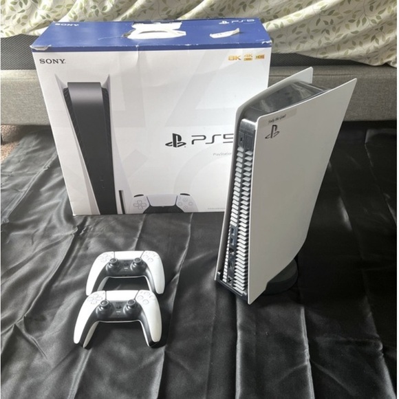 Playstation 5, 2 controllers, Miles morales Game downloaded